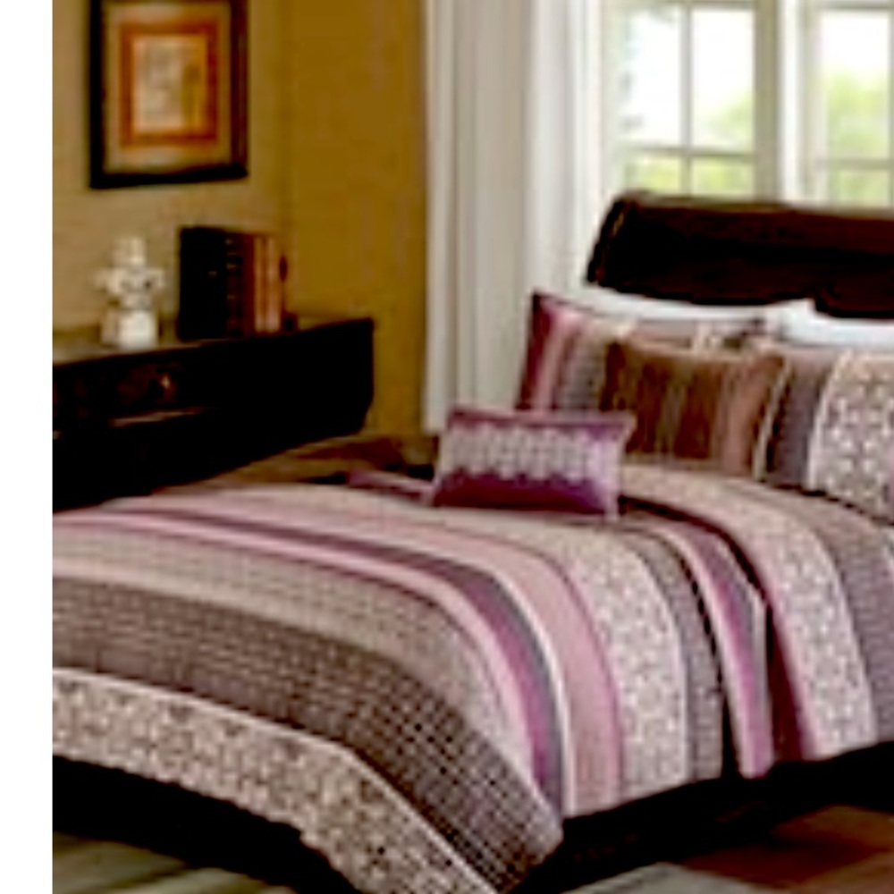 Queen bedspread. Heavy warm from kohls. Used once but from smoke free home.